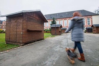 Was Besucher auf dem Auer Weihnachtsmarkt erwartet - Die ersten Buden stehen schon: In wenigen Tagen soll der Auer Raachermannelmarkt seine Pforten zwischen Kulturhaus und Carolateich öffnen.