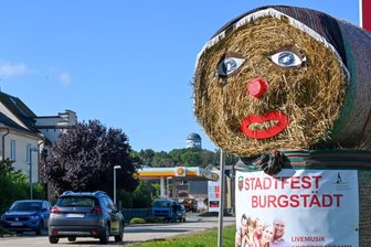 Was Besucher beim Stadtfest in Burgstädt erwartet - An den Ortseingangsstraßen von Burgstädt, hier an der Mittweidaer Straße, haben Bauhofmitarbeiter Strohpuppen aufgestellt, um für das Stadtfest in Burgstädt zu werben, das von Freitag bis Sonntag stattfindet.