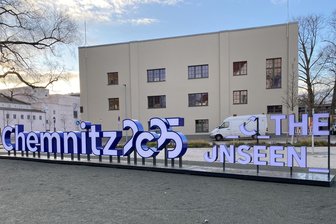 Was Besucher der Kulturhauptstadt Chemnitz in der Hartmannfabrik finden - Ein beleuchteter Schriftzug weist auf die Hartmannfabrik hin.