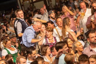 Was Besucher schon jetzt über die Plauener Wiesn 2025 wissen sollten: Wann geht es los und gibt es noch freie Tische? - Die Plauener Sternquell Wiesn stehen vor der Tür.