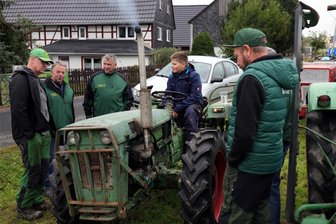 Was Besucher und Teilnehmer beim 7. Schleppertreffen in Stein zu sehen bekamen - Der Holder war zum 1. Mal beim Treffen und zog die Blicke aller auf sich. Lucas Lorenz startete ihn stolz.