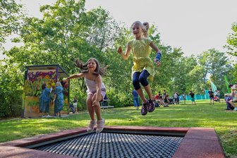 Was bietet der Bolzplatz an der Ringstraße Hohenstein-Ernstthal? - Emma (links) und Marleen haben bei der Bolzplatz-Eröffnung das Trampolin getestet.