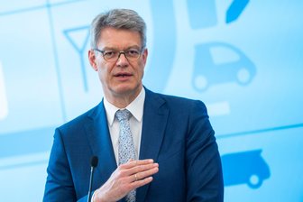 Was bringt die Reform für günstigere Führerscheine? - Minister Schnieder: "Mobilität darf kein Privileg sein."