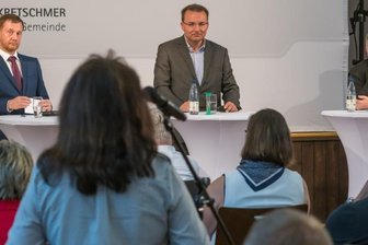 Was Bürger aus Pockau-Lengefeld von Michael Kretschmer wissen wollten - Bürgermeister Ingolf Wappler (Mitte) moderierte die Gesprächsrunde mit Ministerpräsident Michael Kretschmer und Landrat Frank Vogel. 