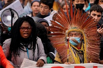 Was Carlowitz mit Klima-Aktivisten eint - Vertreter einer indigenen Gruppe aus Brasilien demonstrieren in Glasgow für raschere Maßnahmen zum Klimaschutz. In der schottischen Stadt findet zugleich der UN-Klimagipfel statt. 