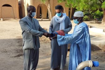 Was Chemnitzer in Timbuktu treiben - Bei der Übergabe der Wasserpumpe fürs Krankenhaus: Djibril Kassogué, Leiter der Einrichtung, Marcel Maïga und Mahamane Wayé Tandina, Krankenhaus-Aufsichtsrat (von links). 