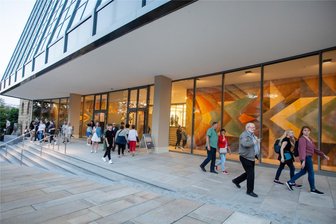 Was das aufwändig restaurierte Wandbild im Plauener Rathaus-Foyer so einzigartig macht - Großes Interesse herrschte am Rathaus-Wandbild zur Nacht der Museen am Freitag, als sowohl das restaurierte Kunstwerk als auch das neue Rathaus-Foyer offiziell übergeben wurden.
