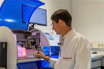 Was das Blutbild über uns verrät - Die Untersuchung des HbA1c-Wertes gibt Aufschluss über die Stoffwechselsituation und das Vorliegen einer Diabeteserkrankung. Dr. Christian Scholz, Leiter des sächsischen Laborzentrums Diagnosticum, bestückt ein Diagnostikgerät. Das Ergebnis wird innerhalb kürzester Zeit auf dem Bildschirm sichtbar.
