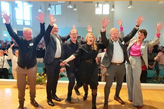 Was das Göltzschtal von einem Star der legendären Kelly Family lernen kann - Oberhäupter der Göltzschtal-Kommunen nehmen Patricia Kelly und ihren Mann Dennis Sawinkin (3. von links) in die Mitte.