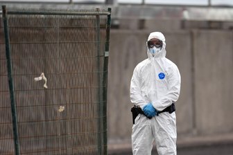 Was das Hantavirus von der Corona-Pandemie unterscheidet - Beim Kontakt mit dem Hantavirus sollte ein Schutzanzug Pflicht sein.