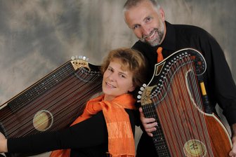 „Was, das kann Zither auch?“ Freiberger kämpfen mit musikalischer Weltreise gegen das miese Image eines Instruments - Duo Zitherklang.