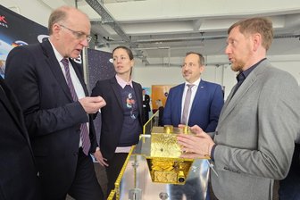 Was das Raumfahrtunternehmen OHB mit dem Schönecker Technisat-Werk vorhat - Das Technisat-Werk wird vom Raumfahrtunternehmen OHB übernommen. Das wurde am Freitag in Schöneck gefeiert. Im Bild von links: OHB-Vorstandschef Marco Fuchs, OHB-Vorstandsmitglied Sabine von der Recke, Prof. Andreas Knopp und Sachsens Ministerpräsident Michael Kretschmer.