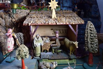 Was das Smac in den Weihnachtsstuben fürs Kulturhauptstadtjahr sucht - Der Heimatberg des Schlettauers Oskar Fritzsch mit den mechanisch bewegbaren Figuren ist etwa 120 Jahre alt. Maria und Josef sind Menschen aus dem Erzgebirge nachempfunden - Josef ist ein Bergmann. Es ist ein Beispiel, wie nah Erzgebirger die biblische Geschichte an ihren Alltag holten.