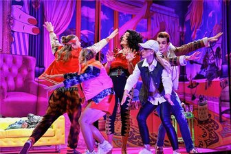 Was das Theater in Freiberg zum Weihnachtsfest anbietet - Yannik Gräf, Maria Joachimstaller, Jörg Simmat und Anna Burger (v.l.) im Musical "Charley" am Mittelsächsischen Theater.