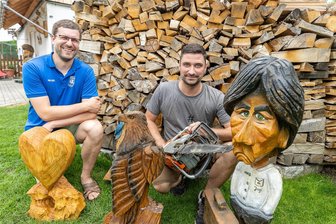 Was das Treffen der Kettensägenschnitzer in Muldenberg so besonders macht - Nils Golla von der Feuerwehr Muldenberg (l.) und Schnitzer Matthias Kämpfer aus Rodewisch organisieren das Muldenberger Kettensägenschnitzertreffen. Am 9./10. September steigt die 5. Auflage. Der hölzerne Jogi ist auch dabei.