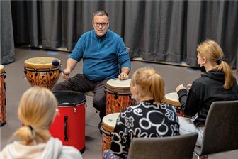 Was das Trommeln in einer Rodewischer Klinik mit guten Gefühlen verbindet - Falk Wichtlhuber leitet am Sächsischen Krankenhaus Rodewisch einen Drum Circle. Kinder und Jugendliche zwischen sechs und 18 Jahren, die psychisch krank sind, an Depressionen oder unter Borderline leiden, intro- oder extrovertiertes Verhalten zeigen, finden Freude am Rhythmus. 