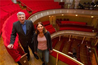 Was das Vogtland-Theater im Advent und zum Jahreswechsel vorhat - Intendant Roland May vor und Theatersprecherin Carolin Eschenbrenner haben in der Advents- und Weihnachtszeit viel vor.