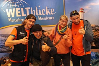 Was das Weltblicke-Festival in Plauen alles zu bieten hatte - Gaby und Andreas Bilz trafen sich am Samstagabend nach der Reisereportage mit den witzigen Dreiradmechanikern Franz Müller (links) und Johannes Kürschner (rechts). Die Spaßvögel rollten mit einem klapprigen Krause-Duo von Dresden nach Portugal bis zur letzten Bratwurst vor Amerika.