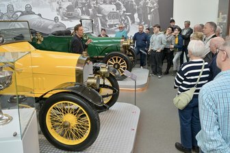 Was das Zwickauer August-Horch-Museum mit der Kulturhauptstadt 2025 verbindet - André Meyer, Kurator im August-Horch-Museum (l.) bei der Sonderführung „Horch the Unhorched!“.