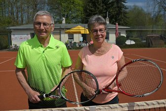 Was den 1. TC Zwickau zu seinem zweiten Tennis-Schnuppertag bewogen hat - Karl-Heinz Lenz und Petra Lenz bereiten sich auf der Anlage des 1. TC Zwickau auf die neue Saison vor.