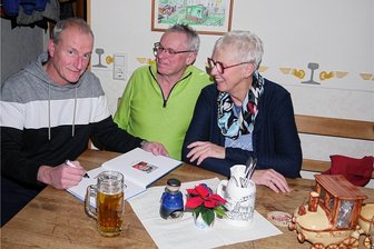 Was den Lunzenauer "Prellbock" mit dem Mount Everest verbindet - Kerstin und Hans-Günther Schlegel aus Lunzenau gehörten zu den Besuchern des Vortrags von Profi-Bergsteiger Jörg Stingl (li.) in der Lunzenauer Erlebniskneipe "Zum Prellbock". Sie hatten sich ein Buch über die Everest-Expedition signieren lassen.