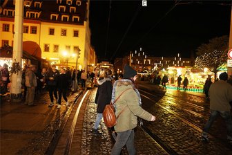 Was den Weihnachtsmarkt für Zwickauer Straßenbahnfahrer zur großen Herausforderung macht - Jeder kennt solche allabendlichen Situationen am Zwickauer Weihnachtsmarkt. Man will vor der sich nähernden Straßenbahn noch rasch auf die andere Seite. Der Gefahr sind sich die wenigsten bewusst.