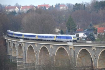 Täglich sind rund 4500 Fahrgäste auf der Bahnstrecke zwischen Chemnitz und Leipzig, hier eine Aufnahme des Zuges auf dem Viadukt in Heinersdorf in Richtung Chemnitz, unterwegs. Am vorigen Wochenende kam es zu mehreren Zugausfällen, nachdem eine Lok Probleme mit der Bordelektrik hatte.