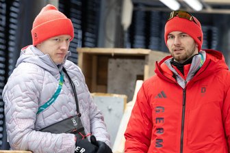 Was der Chemnitzer Rennrodler Timon Grancagnolo Olympiasieger Max Langenhan nachmachen will - Rennrodler Timon Grancagnolo (r.) aus Chemnitz will Olympiasieger Max Langenhan (l.) nacheifern und in vier Jahren um Medaillen mitfahren bei den nächsten Winterspielen.