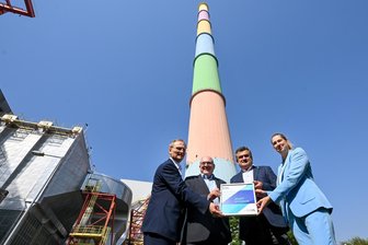 Was der Chemnitzer Versorger Eins rund um die bunte Esse für das Kulturhauptstadtjahr plant - Der Chemnitzer Energieversorger Eins ist erster Hauptsponsor der Kulturhauptstadt 2025. Freude bei Eins-Chef Roland Warner, OB Sven Schulze, Sylvio Krause (Aufsichtsrats-Vize) und Andrea Pier von der Kulturhauptstadt-Gesellschaft (von links).