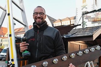 Was der Christmarkt 2022 zu bieten hat - Axel Kunze aus Großenhain verkauft Glühwein in seinem Kupferkessel: "Ich bin gern in Freiberg, liebe das Publikum, meine Stammgäste sind schon wie meine Familie. Nach Feierabend bummle ich gern durch die festlich beleuchtete Altstadt zum Untermarkt mit dem Dom - wunderschön." 