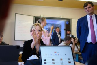 Was der Digitalpakt 2.0 für Sachsens Schulen bedeutet - und worauf die Kommunen pochen - Bundesbildungsministerin Karin Prien und Sachsens Kultusminister Conrad Clemens (beide CDU) Ende August beim gemeinsamen Besuch der Heinrich-Pestalozzi-Oberschule in Löbau.