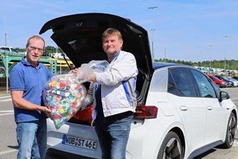 Was der Ex-IHK-Präsident von Zwickau an Flaschendeckeln findet - Der frühere IHK-Chef Bernd Fritzsche (l.) mit Henri Sippel, der bei VW arbeitet. Auch der Autobauer unterstützt die Sammler.