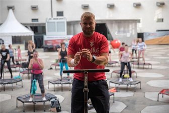 Was der Fitnesstrainer aus Freiberg bei Hitze empfiehlt - Zum ersten Mal war Jumping Fitness bei den Freiberger Sommernächten am Donnerstagabend im Programm. Etwa 50 Sportbegeisterte kamen zu den drei Kursen in den Hof von Schloss Freudenstein. Sylvio Funke leitete die Übungen.