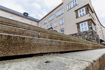 Was der Förderverein dem Pestalozzi-Gymnasium Rodewisch Gutes tut - Bald werden auf der Freitreppe die Abiturienten verabschiedet. Vom Förderverein gab es noch ein Geschenk.