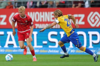 Was der FSV Zwickau bei Carl Zeiss Jena vorhat - Das Foto aus dem Hinspiel (0:0) im August 2025 zeigt Zwickaus Josua von Baer (links) und Jenas Nils Butzen.