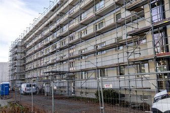 Was der Großvermieter SWG auf dem Wasserberg in Freiberg testet - Bei der Mendelejewstraße 38-48 will die Städtische Wohnungsgesellschaft Freiberg Erfahrungen mit dem Umbau und der Sanierung des Hauses in Blockbauweise sammeln. Von diesem Typ hat der Großvermieter mehrere Gebäude auf dem Wasserberg. Das Wohngebiet rückt jetzt stärker in den Fokus.