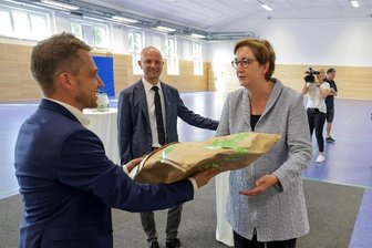 Was der Meeraner Jugendclub sich von der Bundesbauministerin wünscht - Als Mitbringsel für den Jugendclub überreichte Bundesbauministerin Klara Geywitz dem Vereinsvorstand Sebastian Reichenbach einen Satz Sportleibchen.