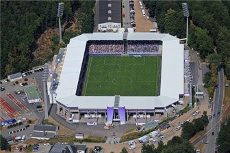 Was der Neubau des Erzgebirgsstadions in Aue unterm Strich gekostet hat - Volle Ränge in lila-weiß: Beim Freundschaftsspiel des FC Erzgebirge Aue gegen den FC Schalke 04 zur offiziellen Eröffnung war das Erzgebirgsstadion Ende Juli 2018 ausverkauft.