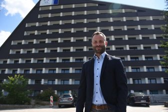 Was der neue Chef des Ifa-Hotels in Schöneck vorhat - Stammt aus Zeulenroda: Martin Lenßner ist neuer Direktor im Ferienpark Schöneck.