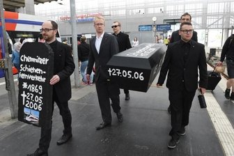 Was der Sarg im Bahnhof soll - Totengräberstimmung am Hauptbahnhof: Mitglieder der Partei Die Linke (vorn links Landtagsabgeordneter Nico Brünler), erinnern an den letzten Tag, an dem in Chemnitz ein Fernzug fuhr.