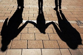 Was der Sparvorschlag beim Elterngeld für Familien bedeutet - Bislang können Eltern mit einem Nettoverdienst bis 300.000 Euro im Jahr das Elterngeld beziehen. Familienministerin Paus will die Grenze auf 150.000 Euro herabsetzen.
