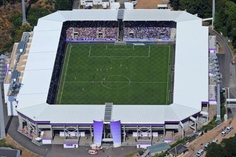 Was der Stadionneubau in Aue tatsächlich gekostet hat - Volle Ränge in lila-weiß: Beim Freundschaftsspiel des FC Erzgebirge Aue gegen den FC Schalke 04 zur offiziellen Eröffnung war das Erzgebirgsstadion Ende Juli 2018 ausverkauft.
