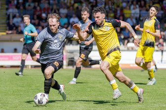 Was der VfB Auerbach gegen Rudolstadt besser machen will als beim Derby in Plauen - Louis Schmidt vom VfB Auerbach (links) läuft in dieser Szene aus dem Vogtlandderby dem Plauener Matheus Beal (rechts) davon.
