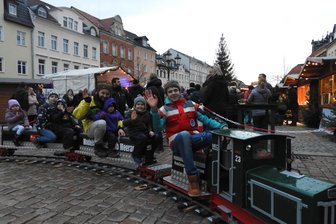 Was der Werdauer Weihnachtsmarkt für Familien bietet - Der Modelleisenbahnclub Meerane stellt die Minibahn zur Verfügung, auf der kleine Gäste des Weihnachtsmarktes ihre Runden drehen.