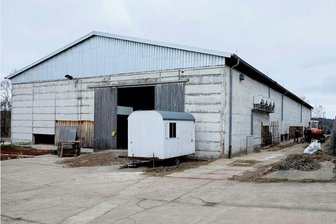 Was die Agrargenossenschaft in Heinsdorfergrund plant - Eine der Hallen der Agrargenossenschaft Reichenbach in Oberheinsdorf. Die einstige Milchviehanlage soll künftig als Lagerstandort genutzt werden. 