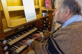 Was die alte Kirchenorgel in Werda heute so kostbar macht - Kantor Frank Roßburg hat am Samstag zur Orgelvesper gespielt. Anlass war das Jubiläum "150 Jahre Orgel in Werda". Roßburg spielte Werke von Johann Sebastian Bach, Joseph Haydn und Johann Gottlieb Walther. Der Eintritt war frei.