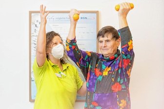 Was die Altersmedizin so besonders macht - Hoch die Arme und wieder runter - und wieder hoch! Damit Patientin Karin Pusch (rechts) wieder mehr Kraft in den Armen und Händen bekommt, leitet Therapeutin Katja Fleischerowitz sie in der Radeburger Klinik bei verschiedenen Übungen an.