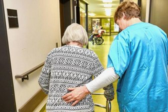 Was die Ampel-Koalition bei der Pflege verändern will - Lebt ein Pflegebedürftiger im Heim, fallen enorme Kosten an. Mit der Pflegereform sollen die Zuschüsse der Kassen verbessert werden. 