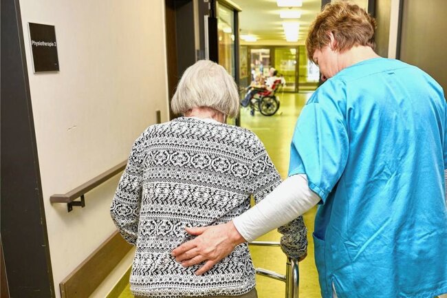 Was die Ampel-Koalition bei der Pflege verändern will - Lebt ein Pflegebedürftiger im Heim, fallen enorme Kosten an. Mit der Pflegereform sollen die Zuschüsse der Kassen verbessert werden. 