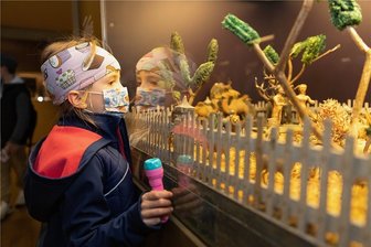 Was die Annaberger U-Bahn mit der Museumsnacht verbindet - Die sechsjährige Marlen, begleitet von ihrem Bruder Gregor und Oma Gudrun Schubert aus Annaberg, war vom abendlichen Ausflug in die "Manufaktur der Träume" begeistert. 